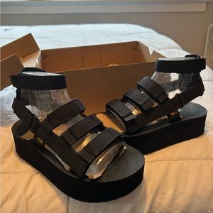 Teva - women’s flatform mevia sandal size 6